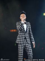 组图：黄伟文作品展开唱 陈奕迅拄拐演唱助阵