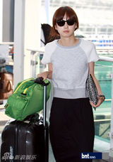 组图：韩星尹胜雅赴马来西亚拍写真 休闲装现身机场