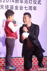 组图：郭涛父子首亮相活动 李亚鹏形单影只