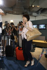 幻灯图：高圆圆自嘲不会演戏 吴彦祖婚后照拍亲热戏 