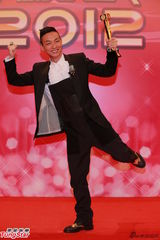 组图：黄智雯和梁烈唯获飞跃艺人奖亲吻奖杯