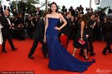 组图：名模刘雯戛纳走秀 低胸长裙秀高挑身材