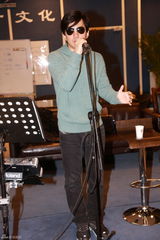 组图：李健上海演唱会彩排 戴墨镜深情演唱