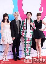 组图：SJ希澈与SHINeeKey携妻亮相发布会