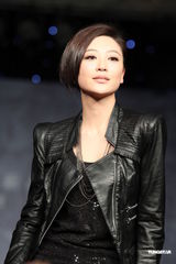 组图：应采儿蕾丝裙秀美腿 谈及婚姻一脸幸福 