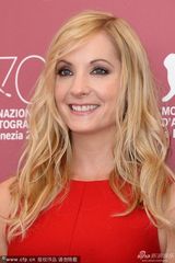 组图：《继续活着》发布会 琼安着红裙手舞足蹈