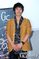 组图：韩星张赫办见面会 温柔笑容令粉丝着迷