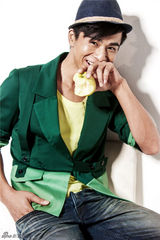 组图：乔振宇生日写真绿衣礼帽演绎俏皮绅士