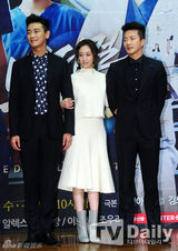 组图：权相佑珉豪等亮相《医学团队》发布会