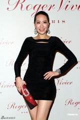 组图：钟楚红低胸马甲亮相劝后辈交友慎重