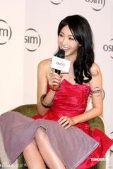 幻灯图：隋棠红色套装妩媚亮相 试产品全程笑容