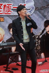 组图：曾沛慈SpeXial为新剧造势 与学生拼球技