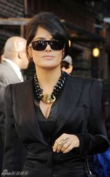 组图：萨尔玛-海耶克纯黑套装御姐气十足