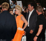 组图：Lady Gaga亮橘色OL裙遭粉丝簇拥