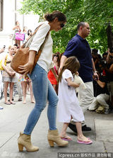 组图：凯蒂带女儿散心 苏瑞民族风装扮怒对镜头