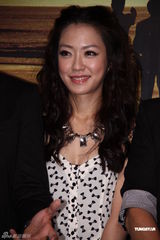 组图：张国立宣传《原乡》 与女演员避嫌