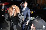 组图：Lady Gaga变母狮 另类泡泡袖西装抢镜