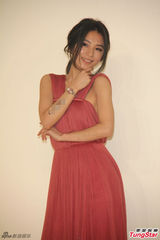 组图：Hebe红色裸背纱裙出镜 舞动裙摆明媚动人