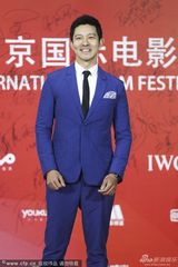 组图：立威廉蓝色西装亮相 身形帅气笑容羞涩