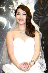 高清：萧亚轩化身纯美新娘 获赠10克拉钻石戒指