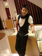 幻灯图：陆毅潮装现身街头 携妻子鲍蕾逛名店 