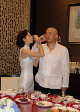 组图：张雨绮庆生办旗袍派对 王全安送香吻