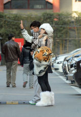 组图：孙红雷回京左牵女友右搂女伴三人行