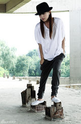 组图：包文婧玩转英伦风 广告美女主持演戏两不误