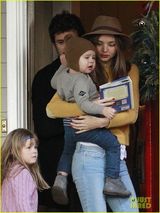 组图：奥兰多一家圣诞节串门儿 米兰达抱儿子靓丽现身