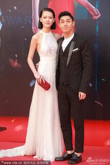 组图：廖子妤透明白裙美腿朦胧 关楚耀身高输人