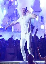 组图：Imagine Dragons四子激情献唱带动气氛