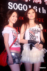 组图：钟汉良出席活动 名模辣妹香艳斗秀场面火爆