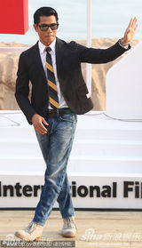 组图：梁家辉跳马舞赚人气 郭富城卖萌宣传《寒战》