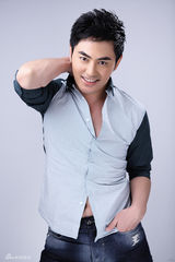 组图：型男牟凤彬写真阳光帅气 眼神成熟坚定