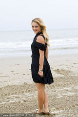 高清图：卡洛琳娜撩发风情万种 海滩拍写真倩影连连