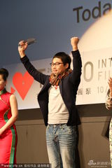 组图：26届东京电影节闭幕 获奖者领奖开心庆祝