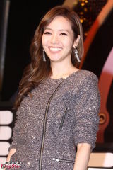 组图：侯佩岑再开新节目甜美亮相优雅十足