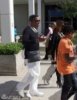 组图：杰克逊案四审家人到场 粉丝举牌望法庭公正