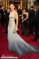 组图：希拉里-斯万克红毯秀 银色毛裙现窈窕身姿