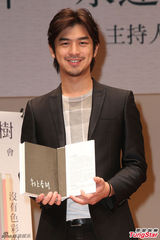 组图：陈柏霖黑色西装现身 脚穿雨靴造型混搭