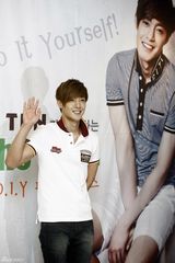 高清组图：金贤重帅气亮相环保活动