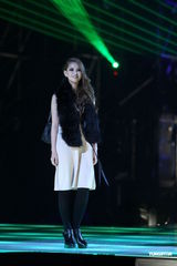 组图：昆凌时尚盛典走秀 Bigbang压轴助阵