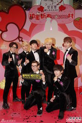 组图：韩团Block B亲民袭港 成员朴经疯狂送抱