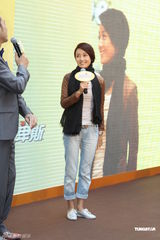 组图：马伊琍帅气亮相 手戴闪耀钻戒证婚姻甜蜜