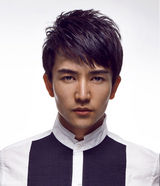 组图：许诺硬汉宣传照 突破乖乖形象展男人魅力