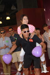 组图：新剧《爱.回家》宣传 众星现场互喂雪糕