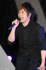 组图：五月天尾牙演出high爆 热度堪比演唱会