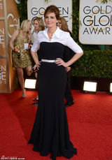 组图：朱莉娅-罗伯茨黑白长礼服显中性