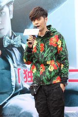 组图：罗志祥穿花衣签售 展现搞怪本色粉丝爆棚