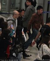 组图：谢霆锋现身留胡子显邋遢 筹备新酒吧开张